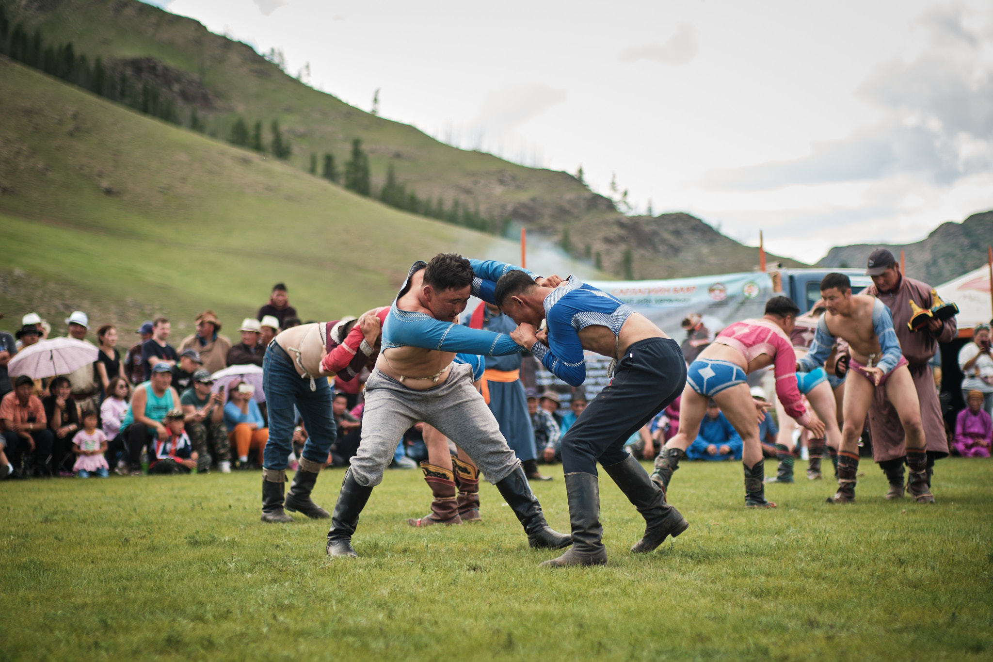 2 people wrestling